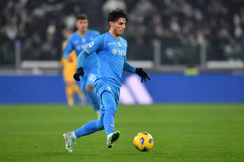 بعد موسم ونصف.. إلماس يعود إلى نابولي